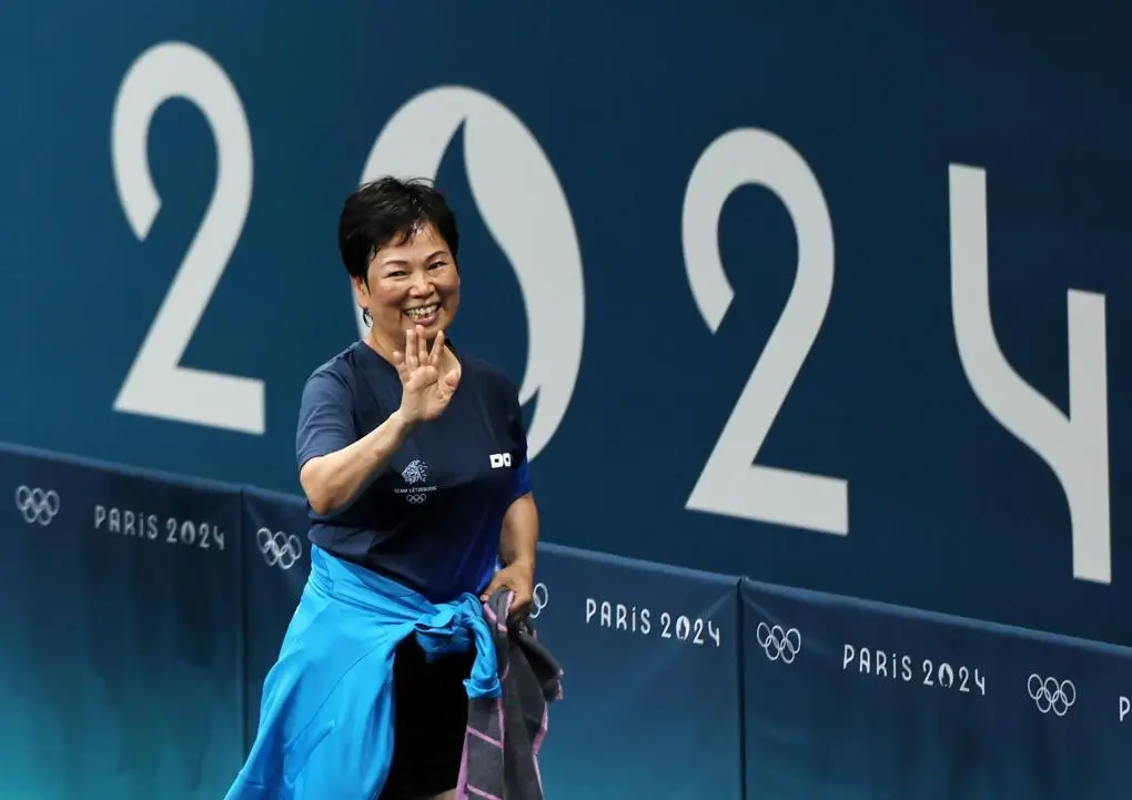 2024年7月31日，在巴黎奥运会乒乓球女子单打32强赛后，倪夏莲向观众致意。新华社记者 王东震 摄